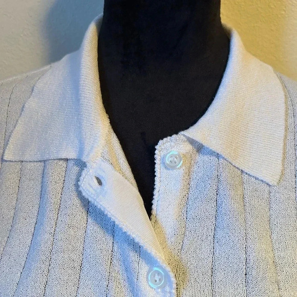 Simple white blouse - Picture 3 of 4